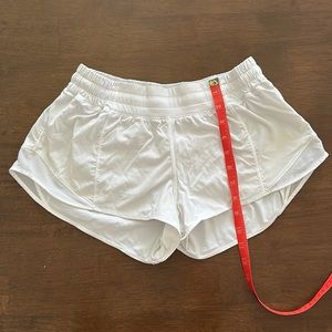 Lululemon White Hotty Shorts size 8